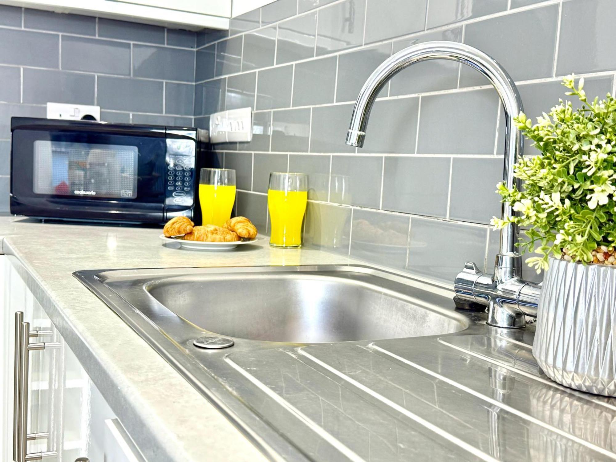 Hazel 1-Bedroom Cousy Flat, Parking, Wifi, Prime Location, Close To Blenheim Palace & Oxford Kidlington Exterior photo