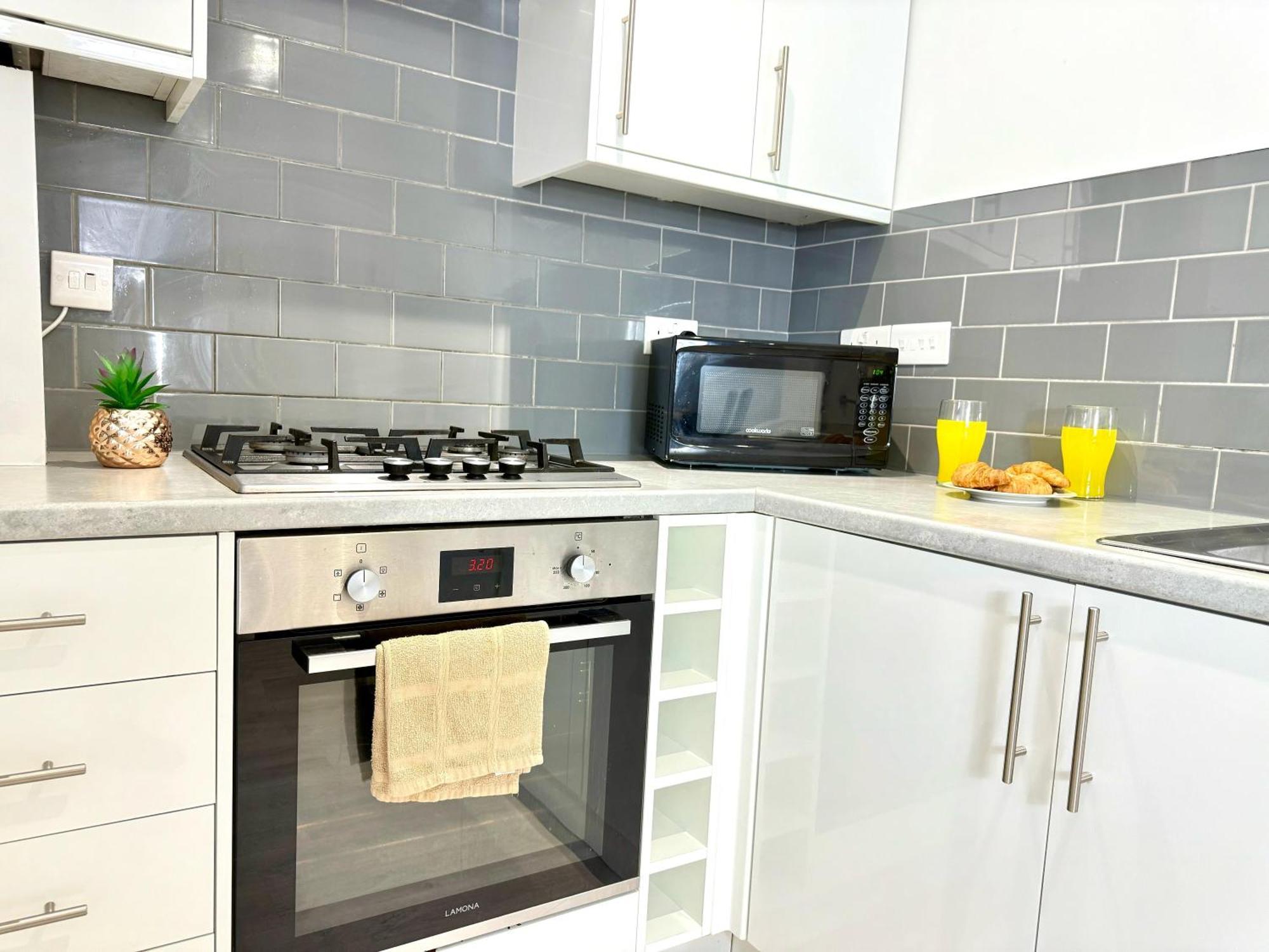 Hazel 1-Bedroom Cousy Flat, Parking, Wifi, Prime Location, Close To Blenheim Palace & Oxford Kidlington Exterior photo