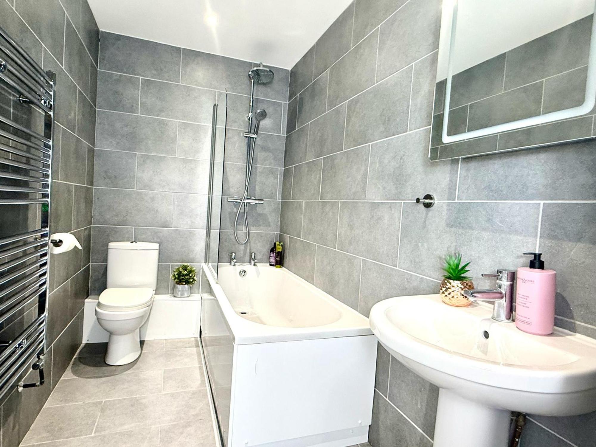 Hazel 1-Bedroom Cousy Flat, Parking, Wifi, Prime Location, Close To Blenheim Palace & Oxford Kidlington Exterior photo
